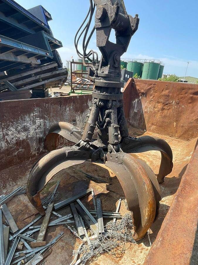 2012 Fuchs MHL360 03.jpg